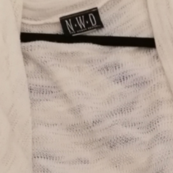 Simple white cardigan - Picture 2 of 2